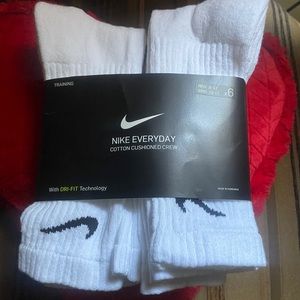 🩳NIKE 5 PAIR OF BRAND NEW HIGH NIKE SOCKS🩳